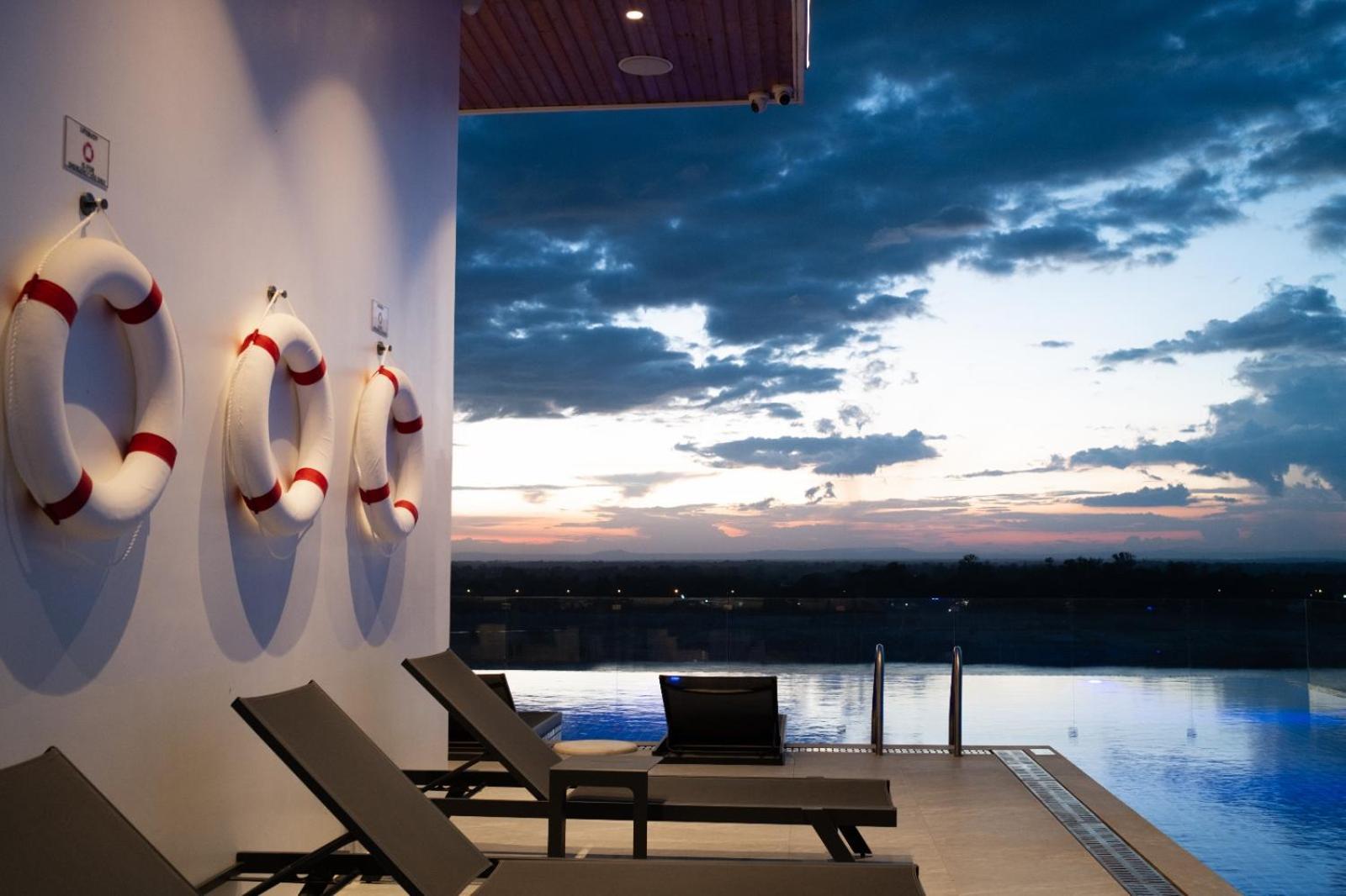 One Riviera Hotel And Residences Ban Souanmone ภายนอก รูปภาพ